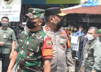Kapolda Sumut Dampingi Presiden dan Ibu Iriana Bagikan Bansos dan Belanja Buah di Pasar Petisah Medan