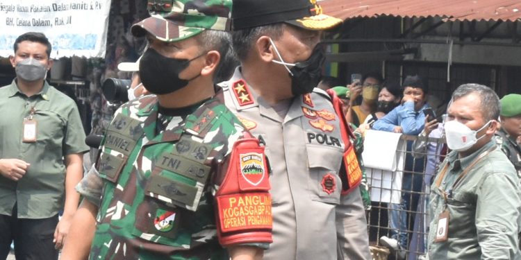 Kapolda Sumut Dampingi Presiden dan Ibu Iriana Bagikan Bansos dan Belanja Buah di Pasar Petisah Medan