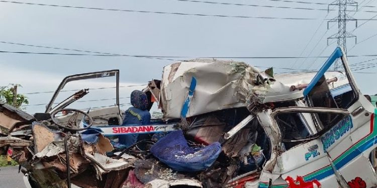 Minibus tabrak truk berhenti di Deliserdang, enam penumpang terluka, dua meninggal