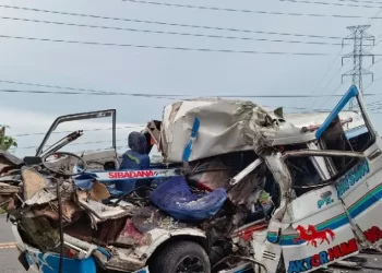 Peristiwa Kecelakaan Minibus Tabrak Truk Berhenti