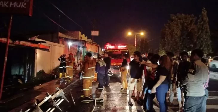 Loket bus Makmur Tebing Tinggi terbakar