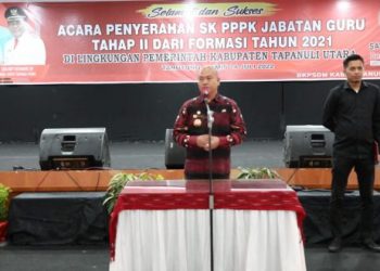 Bupati Taput Serahkan 292 SK PPPK Jabatan Guru Tahap II Formasi Tahun 2021