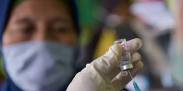Pelaksanaan program vaksinasi COVID-19 dosis keempat untuk tenaga kesehatan (nakes) di wilayah Sumatera Utara dimulai awal Agustus 2022