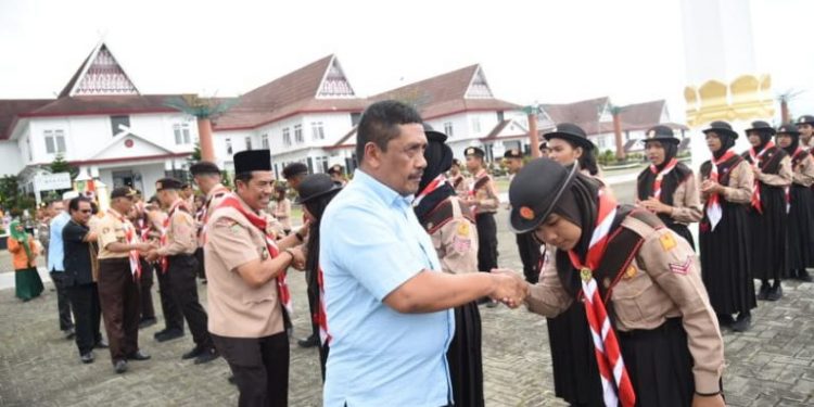 Lepas Kwarcab Pramuka ke Bumi Perkemahan Sibolangit, Sekda: Jaga Nama Baik Tapsel