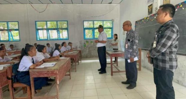 Wakil Bupati Nias Barat Dr. Era Era Hia, M.M.,M.Si Kunjungi SMP Negeri 3 Mandrehe