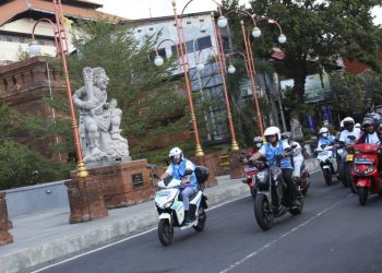 Ajak Masyarakat Pakai Kendaraan Listrik, PLN Gelar Parade di Bali