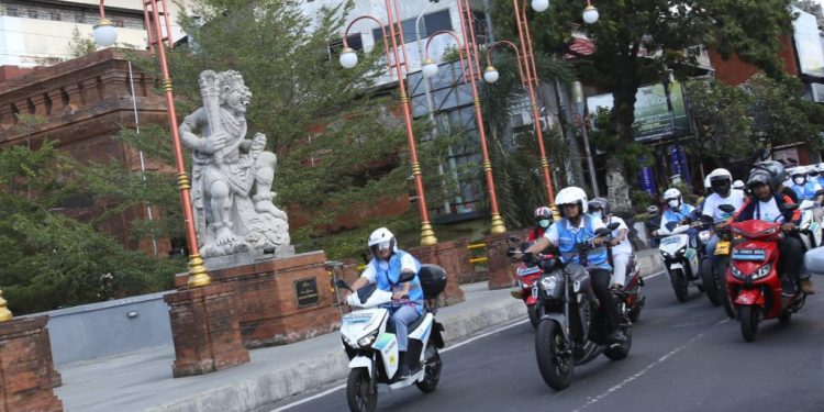 Ajak Masyarakat Pakai Kendaraan Listrik, PLN Gelar Parade di Bali
