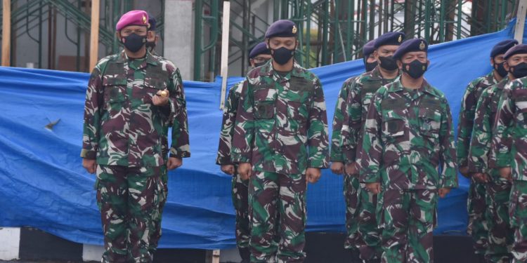 Prajurit Petarung Yonmarhanlan I Ikuti Upacara Penaikan Bendera
