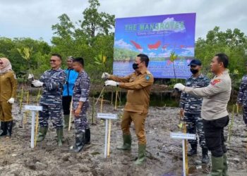 Kapolres Tapteng Hadiri Bintahwilmar Penanaman Bibit Mangrove di Tapian Nauli Tapteng
