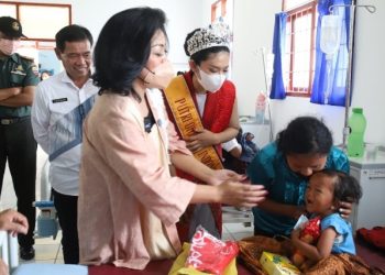 Satika Simamora dan Putri Otonomi Indonesia Hadiri Pengobatan Gratis di Puskesmas Siborongborong