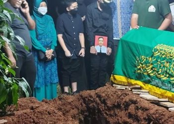 Suasana Haru Iringi Pemakaman Jenazah Pilot Citilink