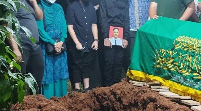 Suasana Haru Iringi Pemakaman Jenazah Pilot Citilink