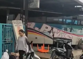 Bus PMS Tabrak Mobi dan Seruduk Rumah Warga di Jalinsum Asahan