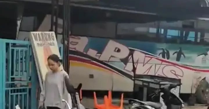 Bus PMS Tabrak Mobi dan Seruduk Rumah Warga di Jalinsum Asahan