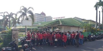 Puluhan Pegawai RSU Herna Medan Menuntut Gaji dan Surat PHK untuk Cari Pekerjaan Lagi