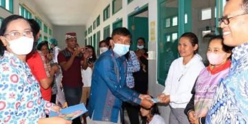 Peserta Medis Operasi Wanita RSUD Porsea Dapat Tali Asih