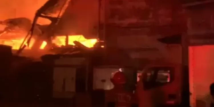 Sebuah Pabrik di Kalideres Terbakar Penyebab Masih Belum Diketahui