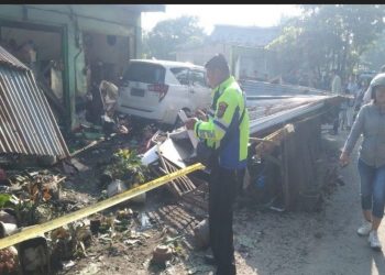 Innova tabrak warung nasi di Tebing Tinggi