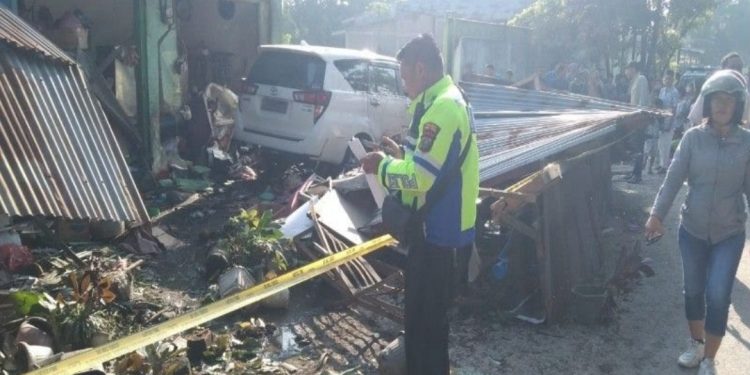 Innova tabrak warung nasi di Tebing Tinggi