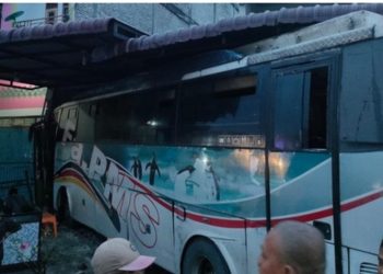 Bus PMS Diduga Hilang Kendali Dan Menabrak Mobil Daihatsu Sigra Sebelum Akhirnya Menyeruduk Rumah Warga.