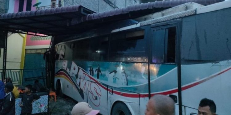 Bus PMS Diduga Hilang Kendali Dan Menabrak Mobil Daihatsu Sigra Sebelum Akhirnya Menyeruduk Rumah Warga.