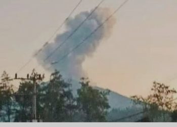 Warga mulai merasakan abu vulkanik yang disemburkan dari Gunung Raung