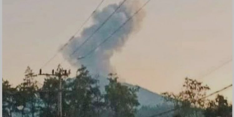 Warga mulai merasakan abu vulkanik yang disemburkan dari Gunung Raung