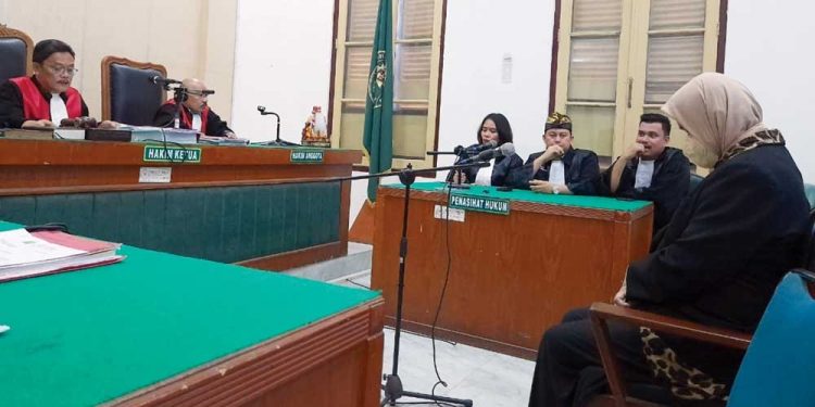 Suntik Vaksin Kosong, Dr Tengku Gita Terisak Dalam Persidangan