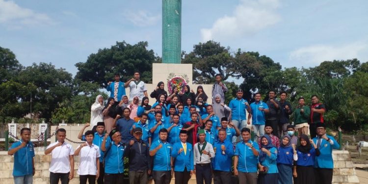 Peringati HUT Ke-49, DPD KNPI Binjai Gelar Ziarah Makam Pahlawan dan Bakti Sosial
