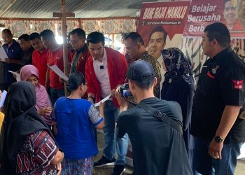 Bane Raja Manalu dan Ketua Repdem Kabupaten Asahan Memberikan Program Indonesia Pintar Kepada Siswa Berprestasi di Mandoge