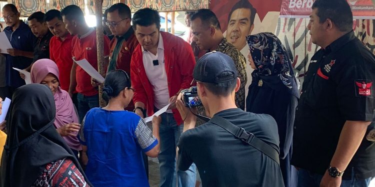 Bane Raja Manalu dan Ketua Repdem Kabupaten Asahan Memberikan Program Indonesia Pintar Kepada Siswa Berprestasi di Mandoge