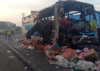 Bus PMH Tabrakan Dengan Truk Di Jalinsum, Hancur Parah