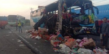 Bus PMH Tabrakan Dengan Truk Di Jalinsum, Hancur Parah