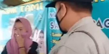 Emak-emak Berdaster Menangis usai Tertangkap Mencuri Uang Penjual Makanan di Medan