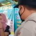 Emak-emak Berdaster Menangis usai Tertangkap Mencuri Uang Penjual Makanan di Medan