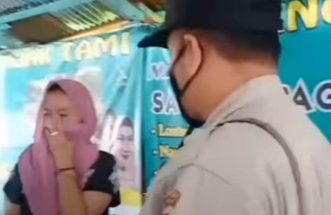 Emak-emak Berdaster Menangis usai Tertangkap Mencuri Uang Penjual Makanan di Medan