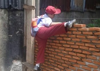 Miris! Siswa SD Setiap Hari Panjat Tembok gara-gara Akses Jalan Ditutup