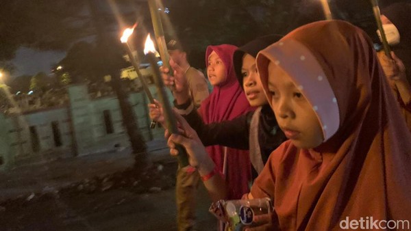 Ratusan Warga Medan Rayakan Tahun Baru Islam dengan Pawai Obor