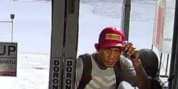 Aksi dua pria berkomplotan  mencuri handphone terekam CCTV dan menyebar di media sosial.
