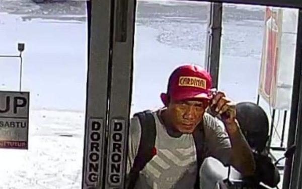 Aksi dua pria berkomplotan  mencuri handphone terekam CCTV dan menyebar di media sosial.