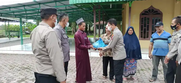 Peringati Tahun Baru Islam, Polsek Batang Kuis Bersihkan Mesjid dan Bagikan Sembako