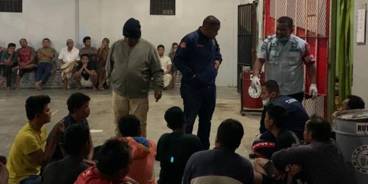 Deteksi Dini Peredaran Narkotika, Petugas Rutan Humbahas Geledah Kamar Hunian