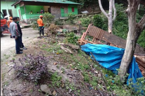 Truk Tronton Tabrak Tugu Kera Sibaganding, Supir Tewas Dilokasi