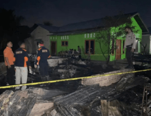 Diduga Korsleting Listrik, 1 Unit Rumah Warga di Pinang Mancung Dilalap Api