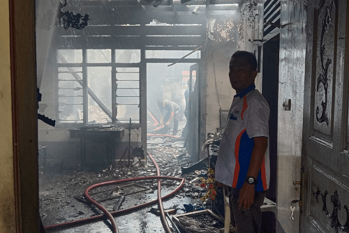 Ditinggal Pemiliknya Berobat ke Medan, Rumah Panggabean Terbakar di Dairi