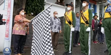 Menyambut HUT RI ke-77, Bupati Karo Lepas 36 Regu Gerak Jalan Antar Pelajar