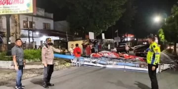 Diterpa Angin Kencang, Bilboard Jalan Ahmad Yani Miring, Arus Lalu Lintas Dialihkan 
