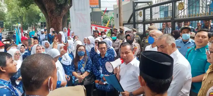 Ratusan Guru PAUD Ngadu Ke Gubernur dan DPRD, “Gaji Kami Cuma Rp200 Ribu Perbulan”