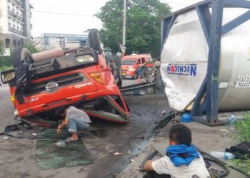 Treler Pengangkut Minyak Makan Terbalik, Gimana Arus Lalu Lintas ?