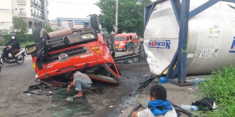 Treler Pengangkut Minyak Makan Terbalik, Gimana Arus Lalu Lintas ?